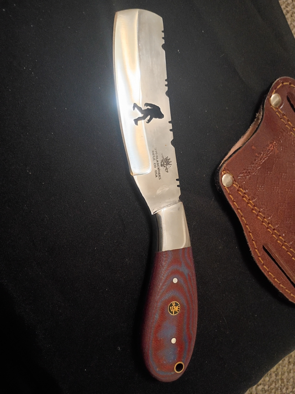 Classic Straight Razored Shaving Knife with Red-Brown Wood Handle